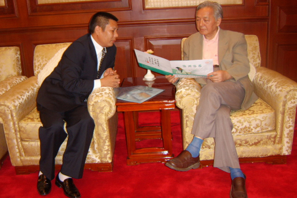 國家外國專家局局長馬俊如在聽取付國福董事長做匯報